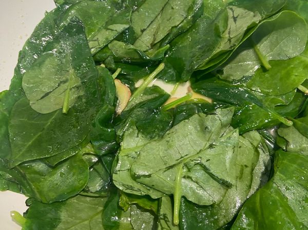 小火倒入麻油與薑片拌炒，續加入1匙水與川七