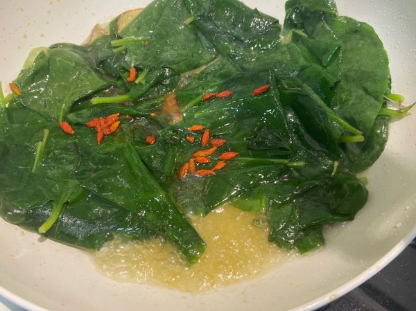 炒至熟透加入枸杞、鹽巴拌炒均勻