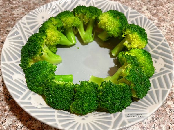 花椰菜去粗纖維,洗凈、瀝干,滾水川燙3分鐘,放冰水後,擺盤備用。