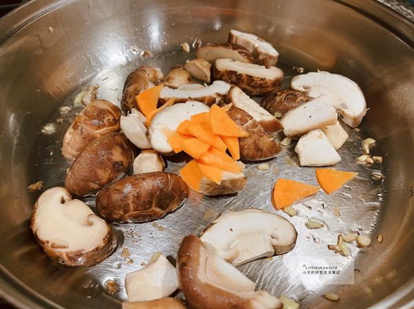 熱油,爆香薑末,接著放入切半花菇、紅蘿蔔片拌炒。