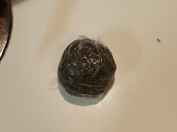 用保鮮膜壓緊塑型，放冷藏30分鐘定型