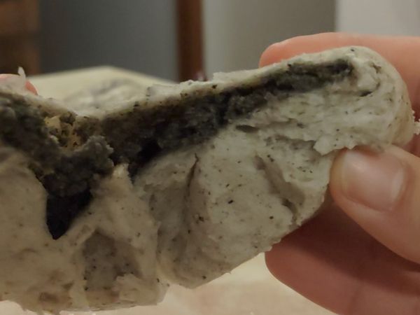 取適當份量包到麵糰中

蒸好後撕開後像這樣，不是流心的，不過很好吃喔！大大提升了饅頭的層次