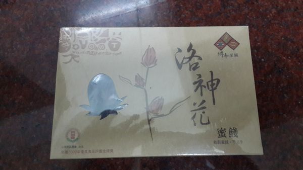 滾水加入洛神花蜜餞及乾燥洛神花.