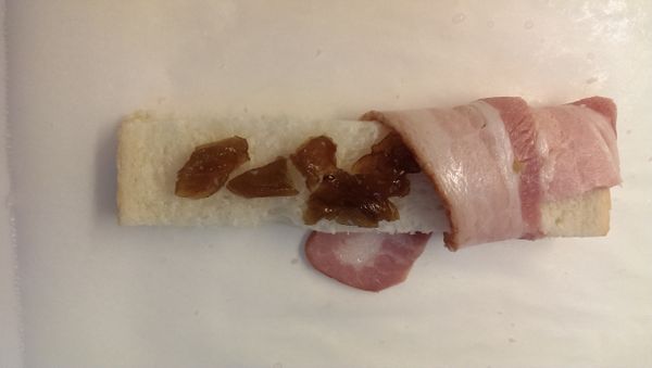 用培根把吐司及Q梅捲起