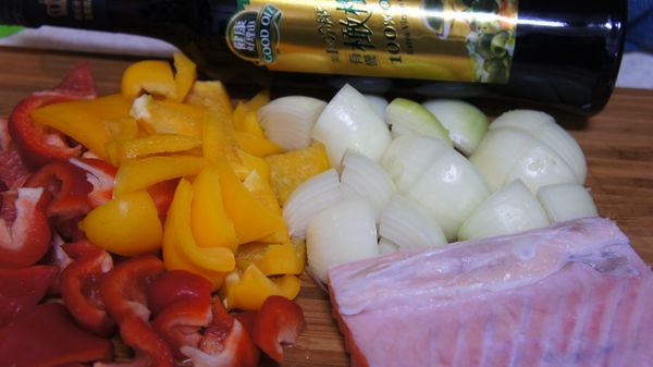 備材，紅黃甜椒切成滾刀狀，洋蔥切成大塊狀，鮭魚洗淨後，用餐巾紙擦乾備用。