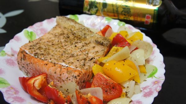 烤箱以210度上下火，預熱10分鐘。
放入烤箱後，設定40分鐘，等噹一聲~~烤鮭魚即可美味上桌囉~~