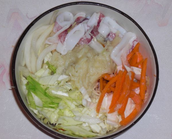 山藥蒸熟壓成泥,透抽切條.高麗菜.紅蘿蔔.洋蔥切成絲