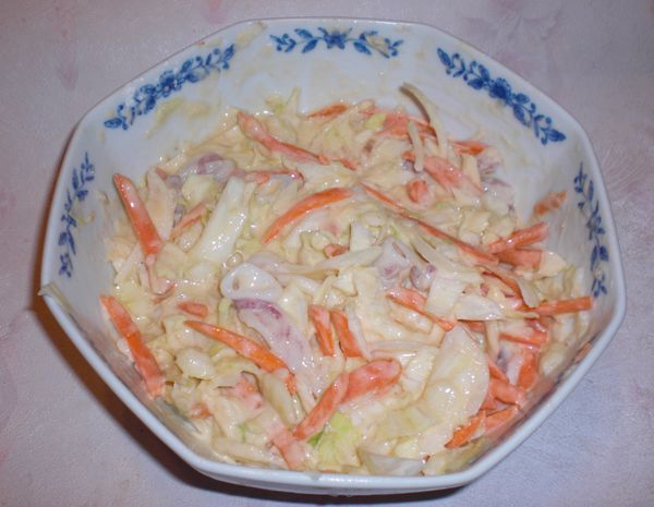 山藥蒸熟壓成泥,透抽切條.高麗菜.紅蘿蔔.洋蔥切成絲加 麵粉. 蛋.味醂.塩.高湯攪拌均勻