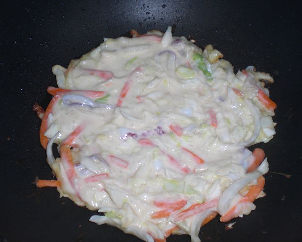 全部材料一起下鍋, 放少許油, 用小火煎熟即可食用