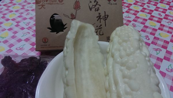 先將所需食材苦瓜先清洗刮去內膜去籽備用