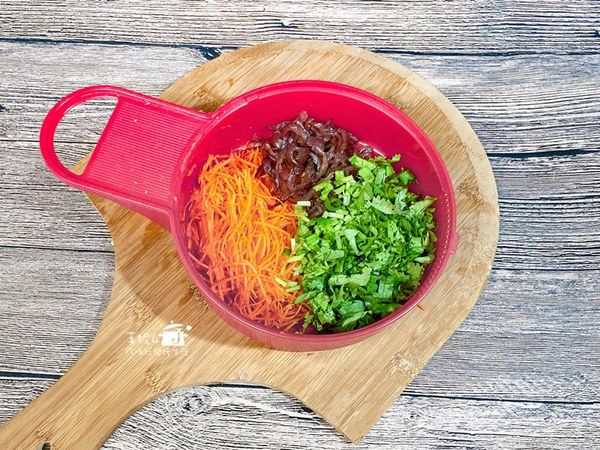 紅蘿蔔/木耳/香菜清洗擦乾後切成細絲及小末，紅蘿蔔用刨具刨細絲(比較整齊而且漂亮)