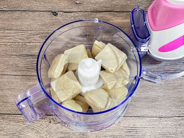 白色豆干先用熱水川燙去豆腥味後瀝乾放涼，用調理機打磨成極細緻的泥狀後