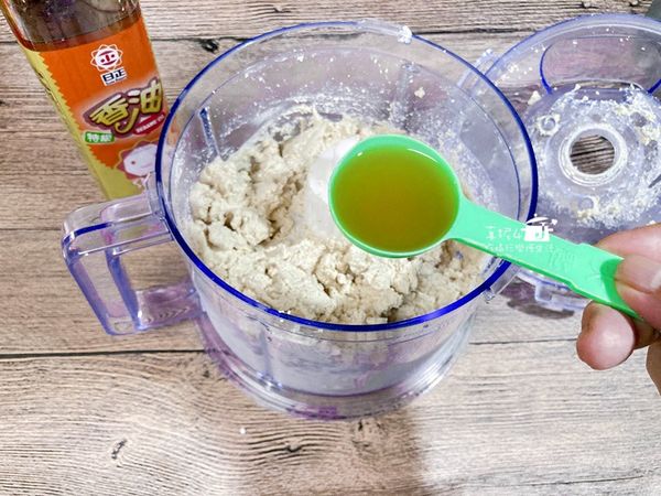 分別加入雞粉/香油/糖再次用調理機打勻後取出入盆