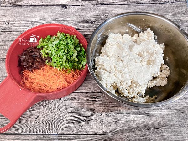 帶上手套把打成泥的豆干和切備好的蔬菜及香油/胡椒粉，抓拌均勻