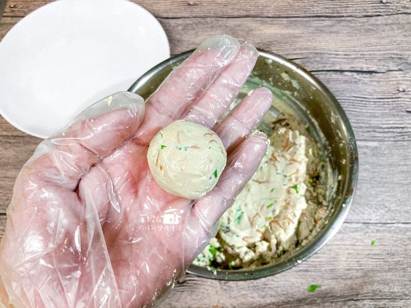 用湯匙或手挖出適量豆泥，在兩手掌中搓成緊實的圓球。豆泥丸子的大小要一致，才容易控制油炸的熟成度