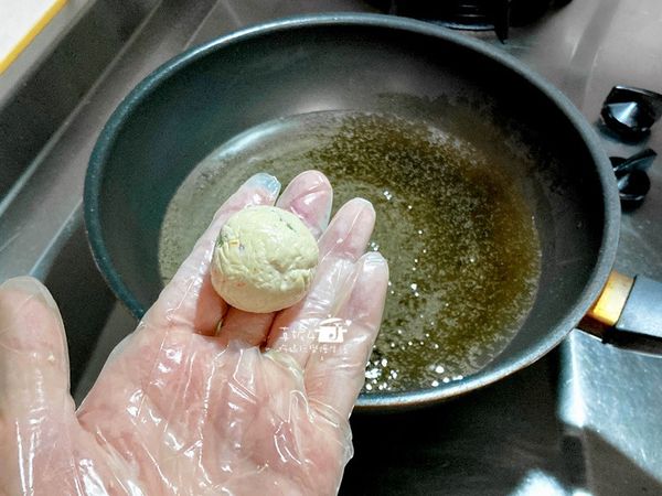 豆泥容易沾黏建議用不沾鍋比較適合，炸油的溫度不要高，筷子入鍋出現小油泡就可以把丸子下鍋