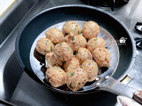 丸子下鍋不要馬上去翻攪，等貼著鍋底的豆定型結痂後會慢慢飄上來再用長筷子去輕輕推動讓丸子的各角度都上色後就可以起鍋