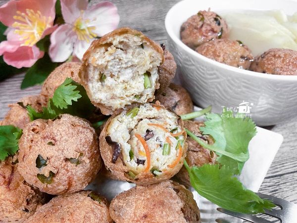 豆干丸子剛出爐的的香酥脆口感不亞於臭豆腐喔