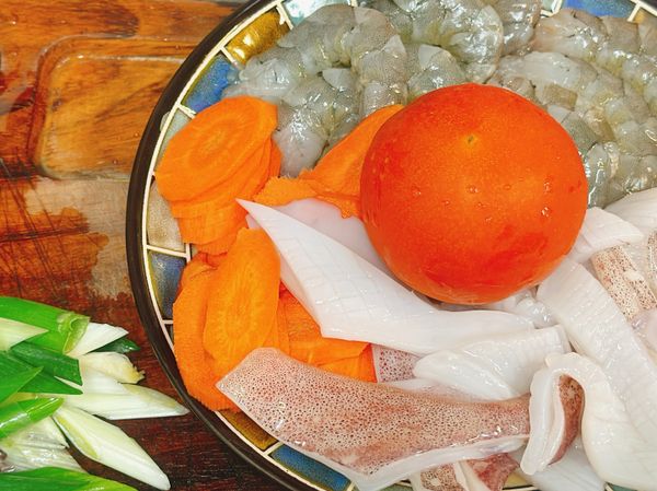 大蝦剝殼去沙筋、花枝切片可畫刀、紅蘿蔔切薄片