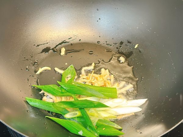 薑絲及蔥先爆香