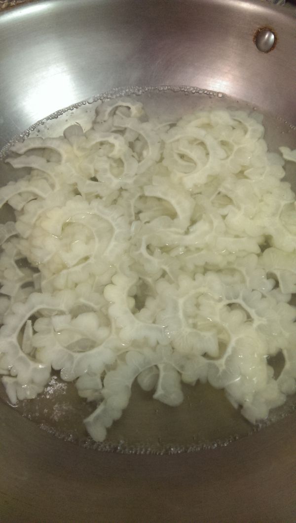 煮一鍋熱水,水滾後放入些許鹽巴後,再接著放入切好的苦瓜薄片,大約煮5~8分鐘後取出,另放至ㄧ鍋冷水將川燙過的苦瓜放入待用