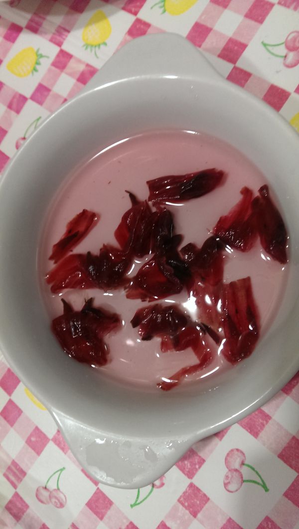 取ㄧ器皿加入些許開水放入台東農產有機洛神花蜜餞