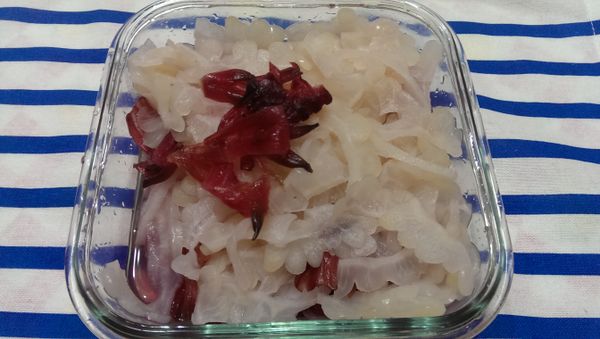 將步驟4和5的苦瓜及加入些許冷開水的洛神花蜜餞一起放入玻璃密封盒中放入冰箱冷藏待2~3天後入味即可