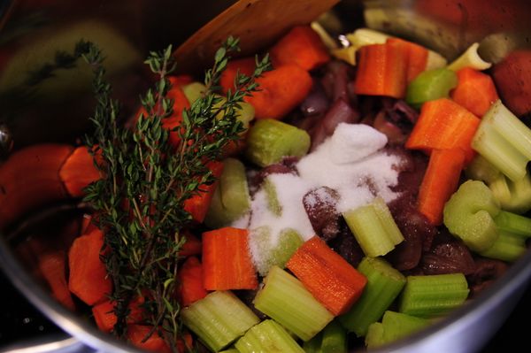 接續在燉鍋中加入一小罐番茄糊、砂糖、新鮮百里香、紅蘿蔔塊及西洋芹、半茶匙黑胡椒粉。
