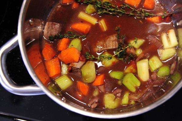 先以大火將燉鍋煮滾後，轉中小火持續燉煮約1.5~2小時，燉煮時間要視牛肉塊的大小決定，燉煮的過程偶爾要掀蓋翻炒確認不燒焦沾鍋即可。