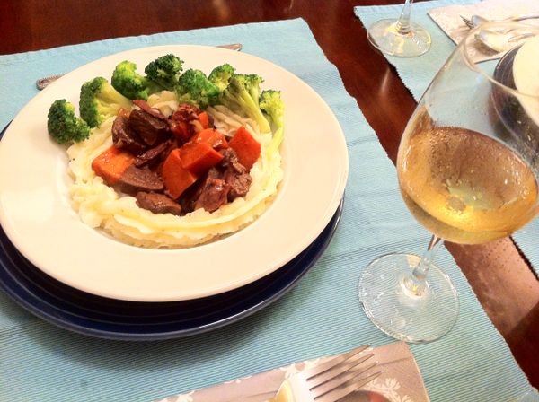 最佳與『紅酒燉牛肉』搭配的澱粉食物，不萊嗯兩次所選的都是馬鈴薯泥與水煮綠花椰，紅白綠的呈現讓人食慾大開呀！