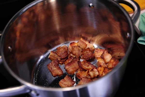 培根夾出來放在燉鍋備用