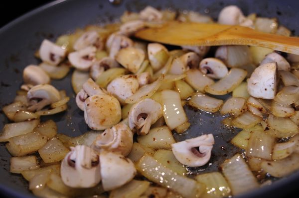 同一個炒鍋放入洋蔥丁以中火翻炒，如此時炒鍋內油量不足可補充少量橄欖油，洋蔥大約翻炒5分鐘後加入洋菇炒軟，再加入大蒜末翻炒約1~2分鐘即可。