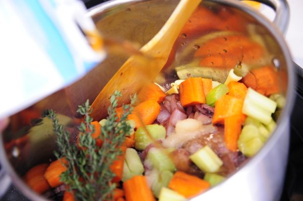 最後倒入雞湯直到完全覆蓋燉鍋內所有材料為止。