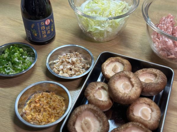 香菇洗淨瀝乾，蒂頭切末，白菜切成絲