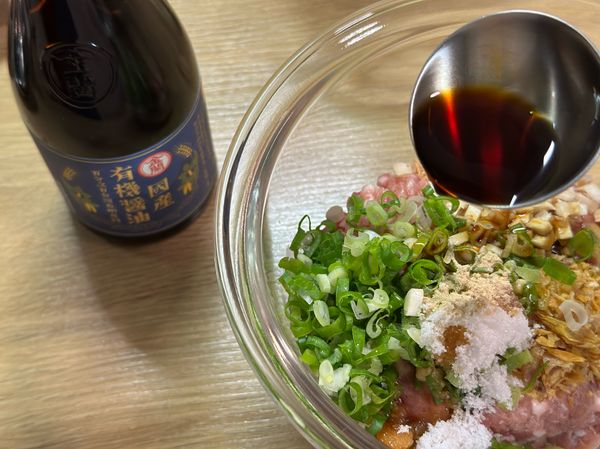 豬絞肉加入蔥花、香菇蒂頭、油蔥酥、糖、胡椒、金蘭國產有機醬油