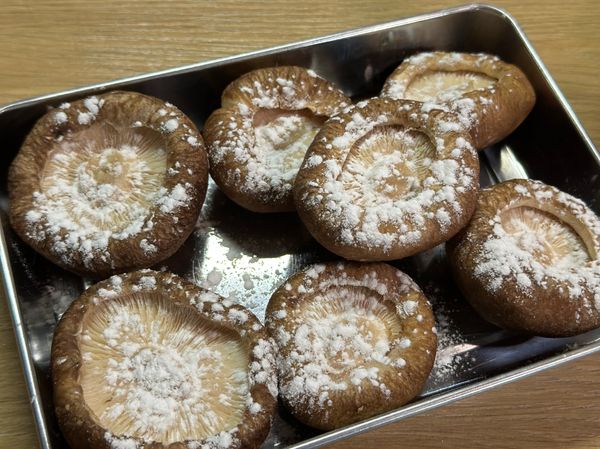 香菇灑上少許麵粉