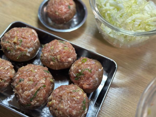 將肉餡覆於香菇上