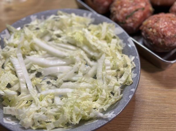 白菜絲鋪在底部，再排列上香菇肉丸