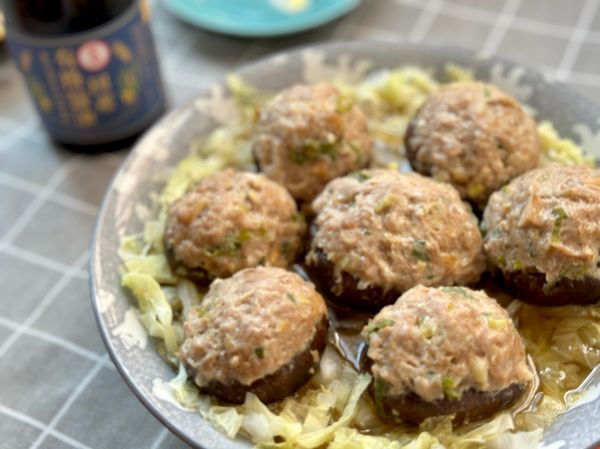 整盤直接上桌～
肉吸收了醬油的味道，無需繁複的料理程序也能完成下飯美味的肉丸～