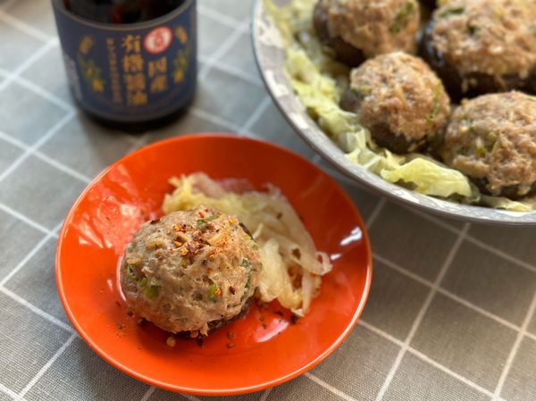 親子共食，大人還能依照自己的口味添加辣粉喔～