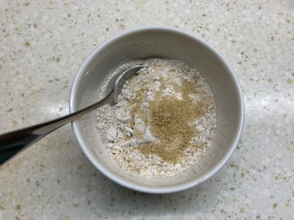 取大碗混和蕎麥粉、全麥麵粉。