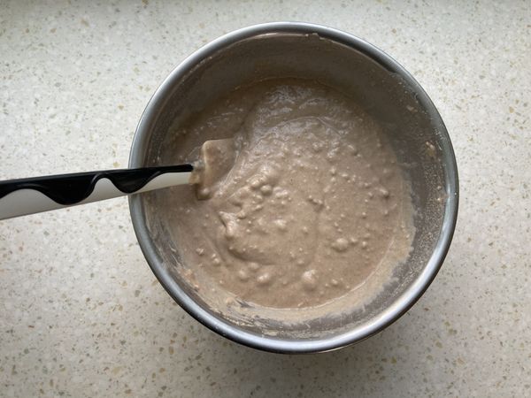 可以視狀況調整水量，反正最後的質地要是有流動性的稀麵糊。