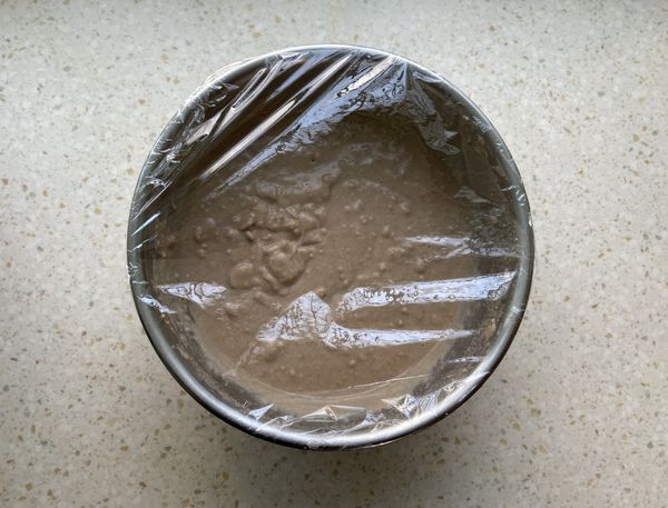 包上保鮮膜放在溫暖的地方再次發酵。