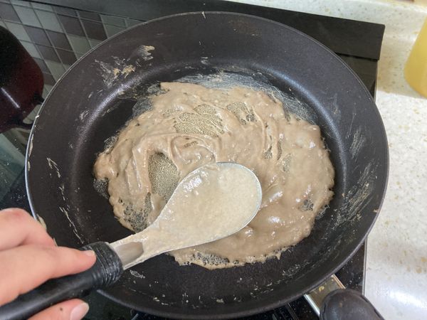 終於可以開煎啦～我本來是想比照鬆餅煎，不料蕎麥毫無筋性可言，翻面瞬間毫不留情面地碎個四分五裂，可說是very sad（但也有可能是我技術不好），後來發現最安全（但可能不道地）的煎法是類似煎潤餅皮那樣：最小火加熱平底鍋後，用大湯匙舀一勺麵糊倒入鍋中，用湯匙背劃圈圈鋪平麵糊。