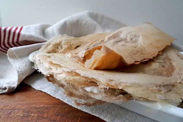 完成的餅皮像這樣。這Tourtou吃法百百款，除了塗果醬，也可以切條狀丟湯裡增加飽足感、喝完再捏一塊抹抹湯盤可說是一點都不浪費。或像塗上地方豬肉抹醬（Grillon Limousin，https://icook.tw/recipes/455192）捲起來切片吃。