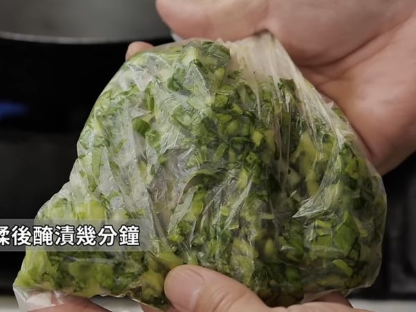 青江菜切碎放入袋內加入一平匙鹽巴，搖晃塑膠袋將青江菜和鹽巴拌勻後後集中於袋中一角，用手搓揉使得釋放更多水分