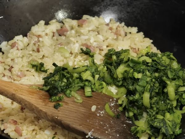 熱鍋下油，放入培根炒香，放入白飯一起拌炒，炒鬆後加入蛋白、醃菜汁翻炒後，加入醃菜、鹽巴、白胡椒，最後加入香油增加香氣，即完成！