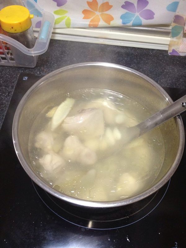 先川燙雞腿肉，然後去一下雜質，沖一下
再重新起鍋放入雞腿肉、蒜頭熬煮