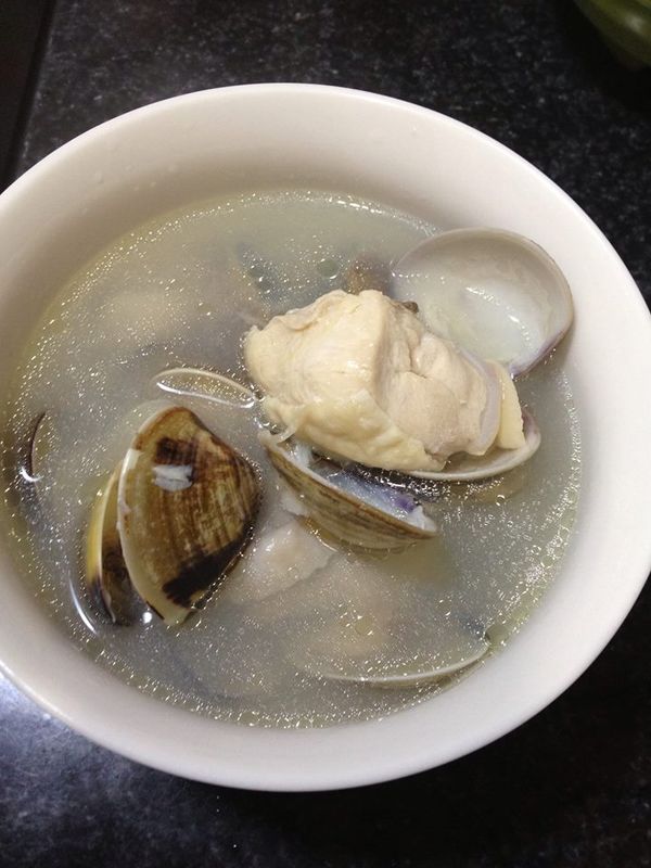 蒜頭雞湯熬好之後再加入薑、蛤蜊、米酒熬煮
蛤蜊開了就先取出來，以免煮太久蛤蜊都縮水了