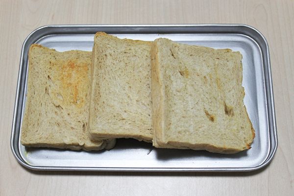 土司放置烤麵包機烤至金黃酥脆取出。